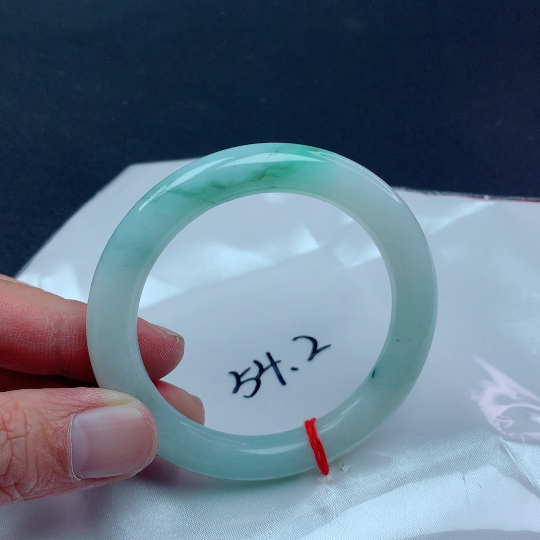 翡翠手镯未镶嵌珍****?翡翠手镯