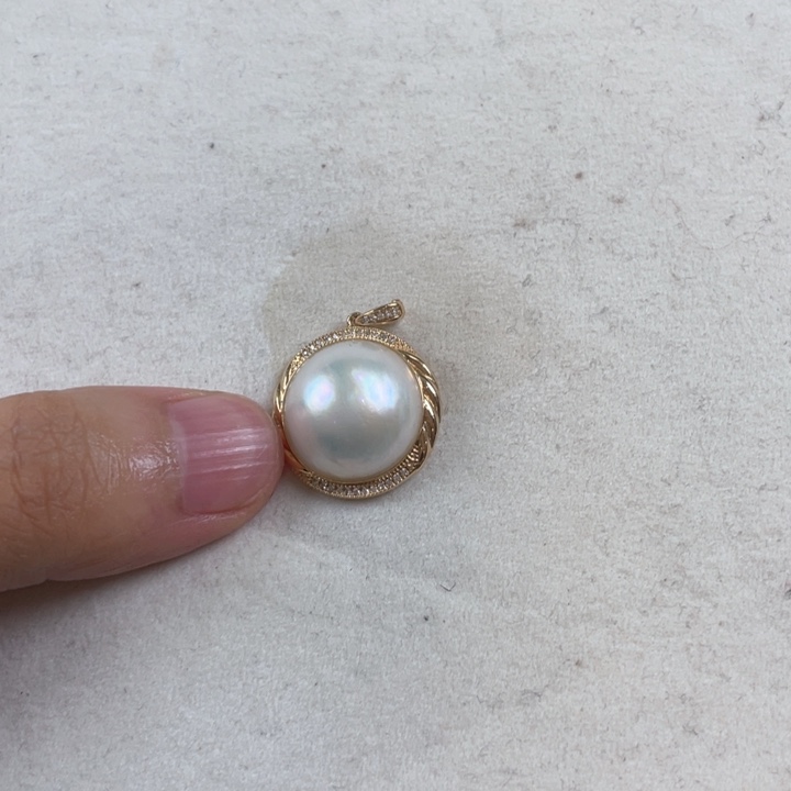 拼合珍珠（马贝珠）颈饰18K金镶嵌