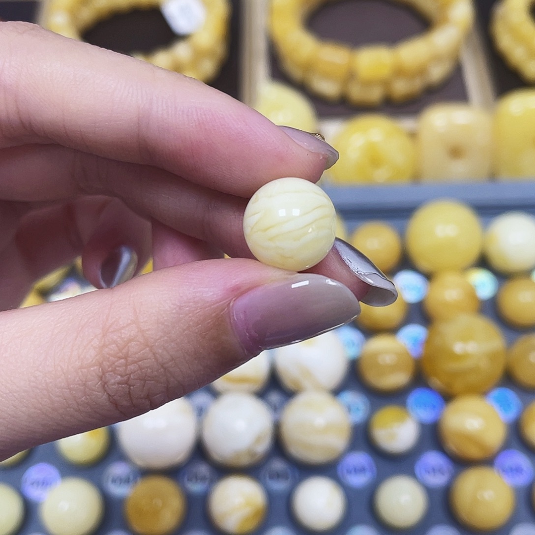 琥珀未镶嵌裸石11.7mm瑕 474