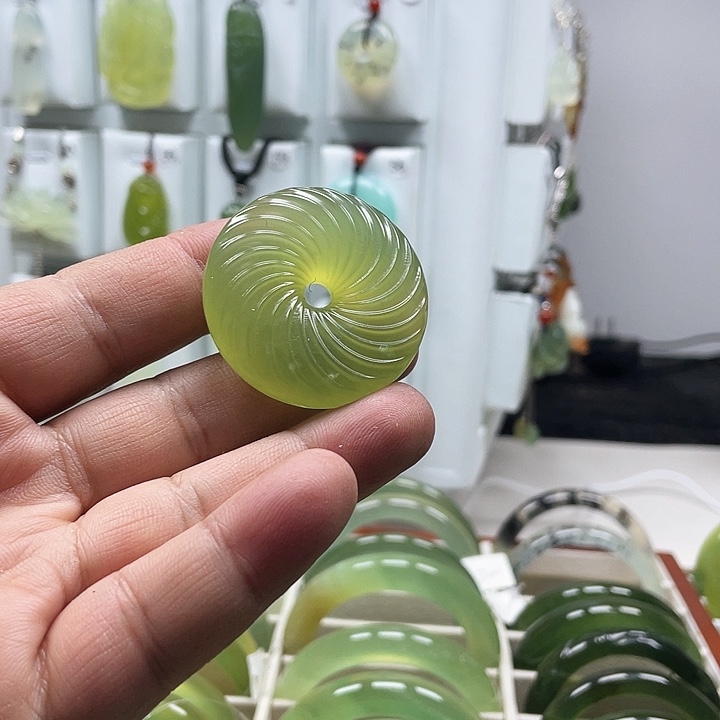 蛇纹石玉颈饰未镶嵌