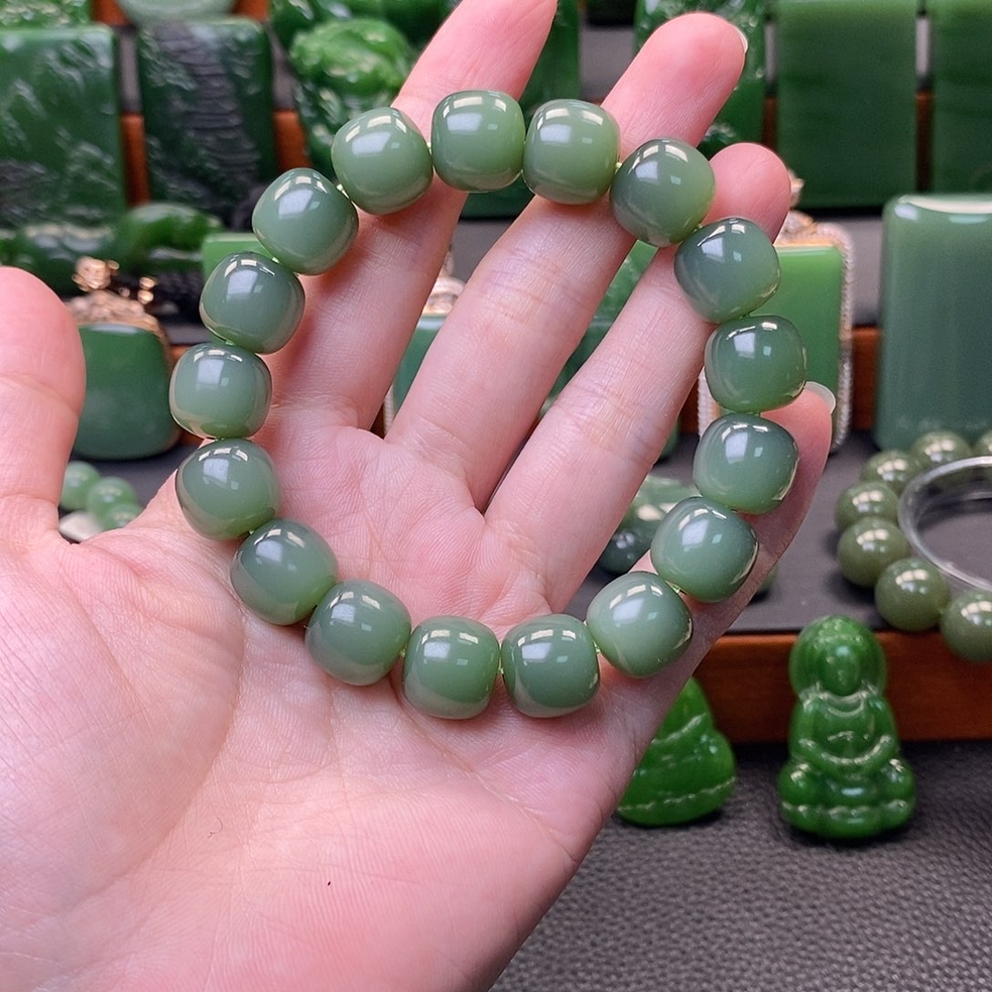 手串未镶嵌和田玉（碧玉）杨**粉青手串