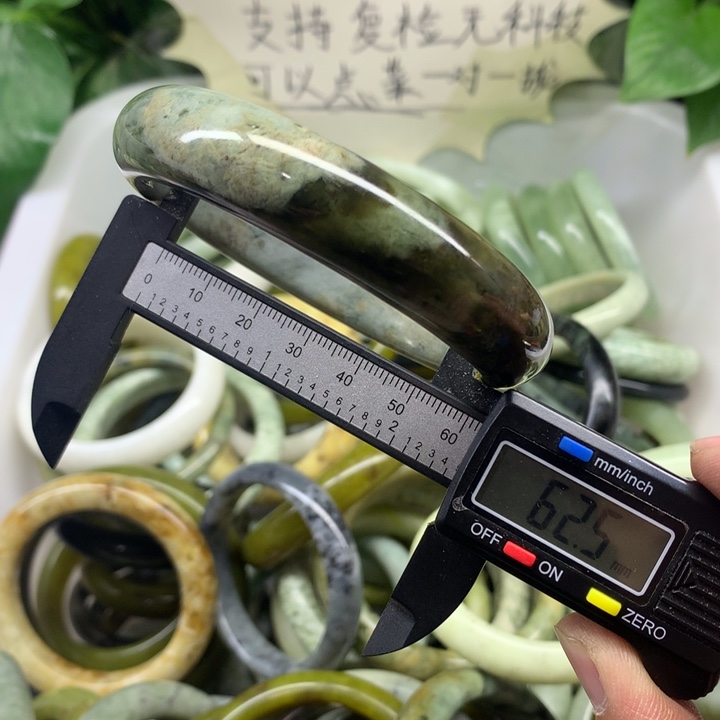 蛇纹石玉未镶嵌手镯4