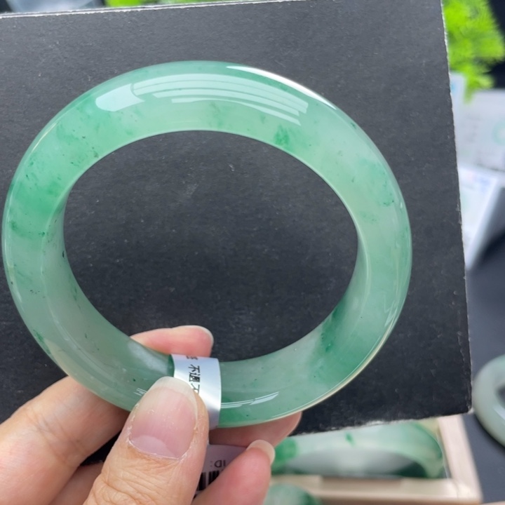 媚****石英质玉未镶嵌手镯