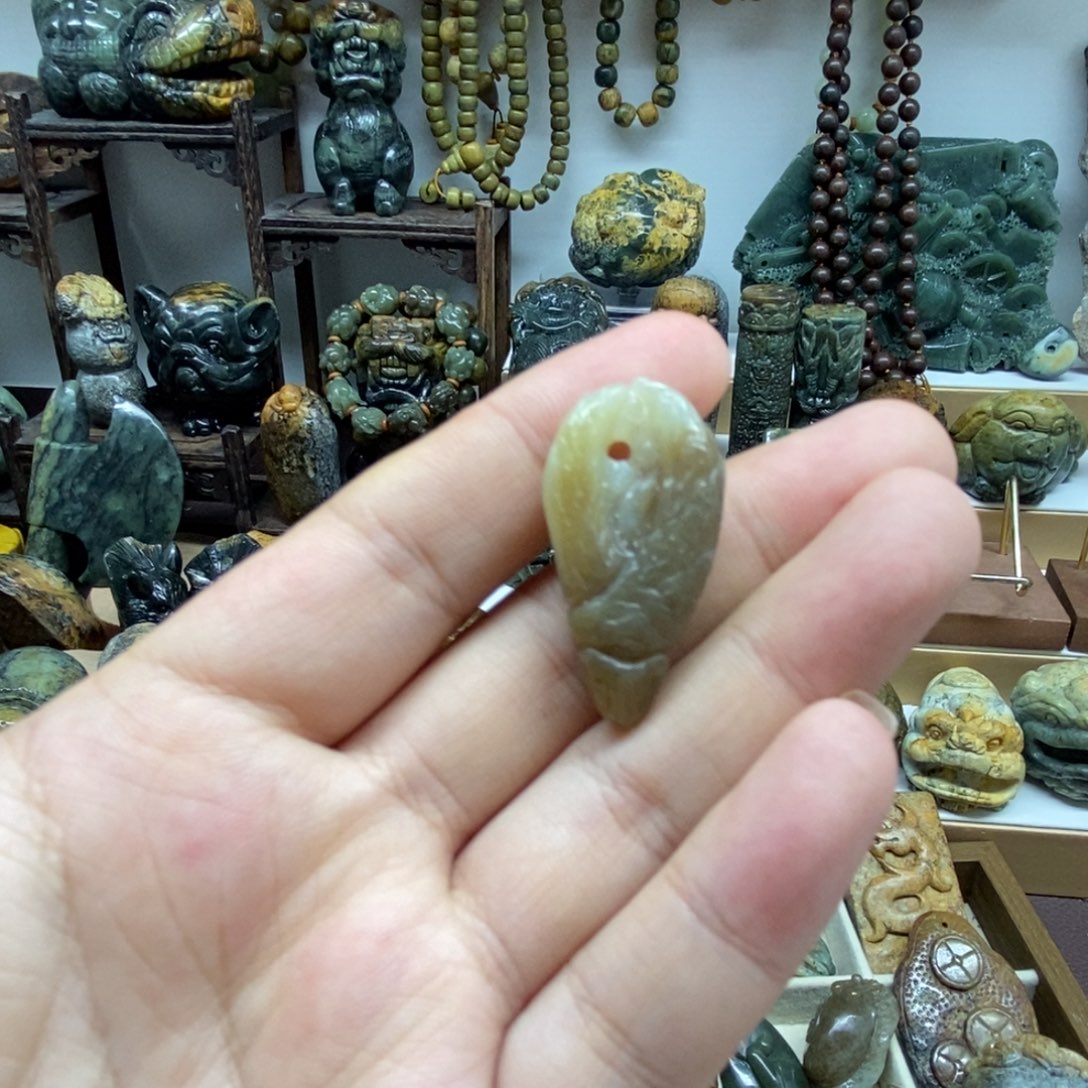 未镶嵌岫岩老玉（透闪石质玉）把件