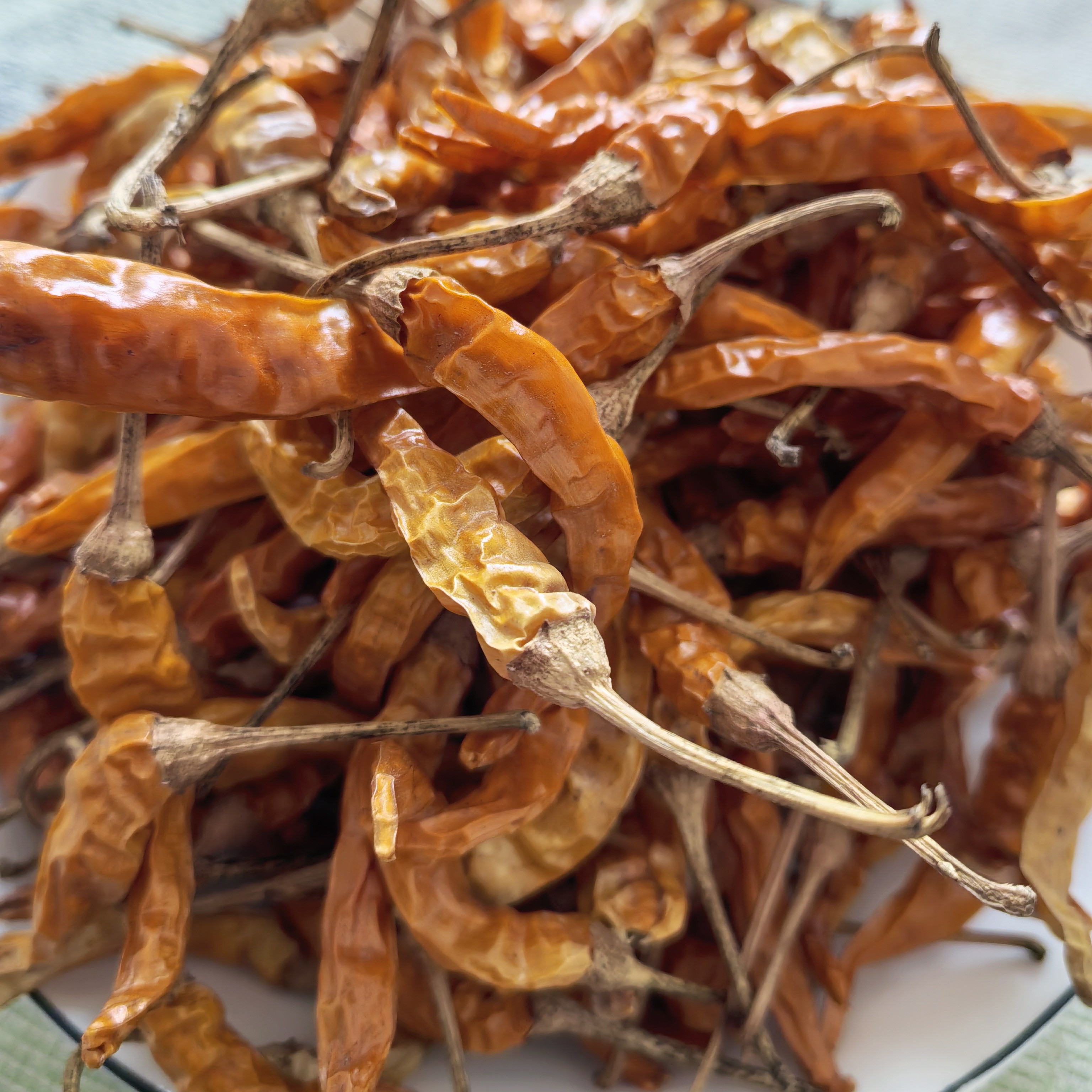 荆州农户自种黄色小米椒，自然晒干