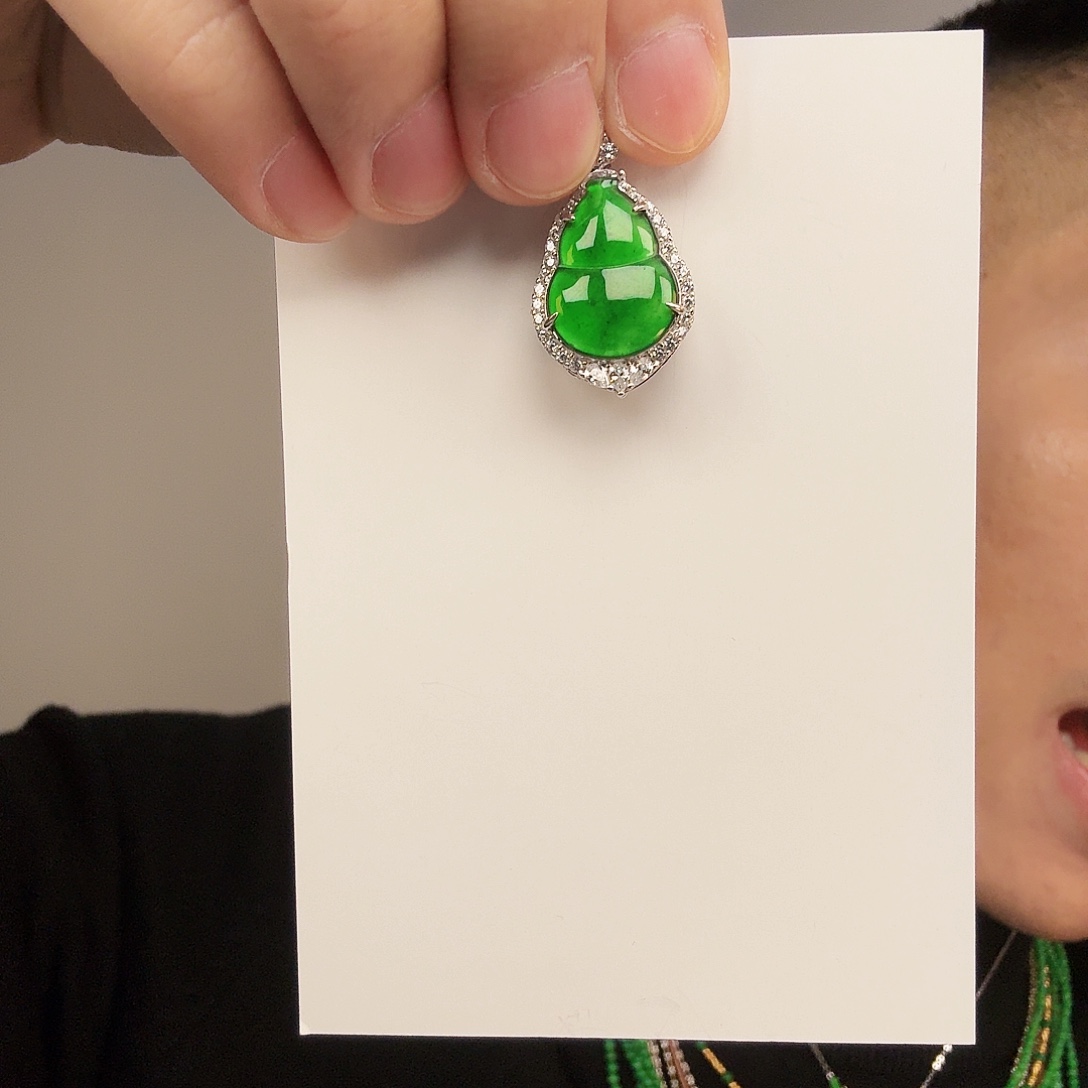 翡翠未镶嵌颈饰一件