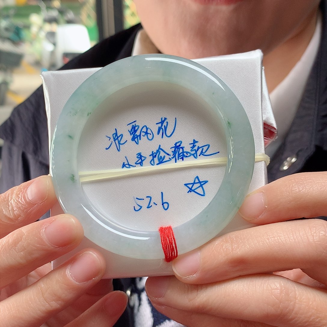 翡翠手镯未镶嵌翡翠