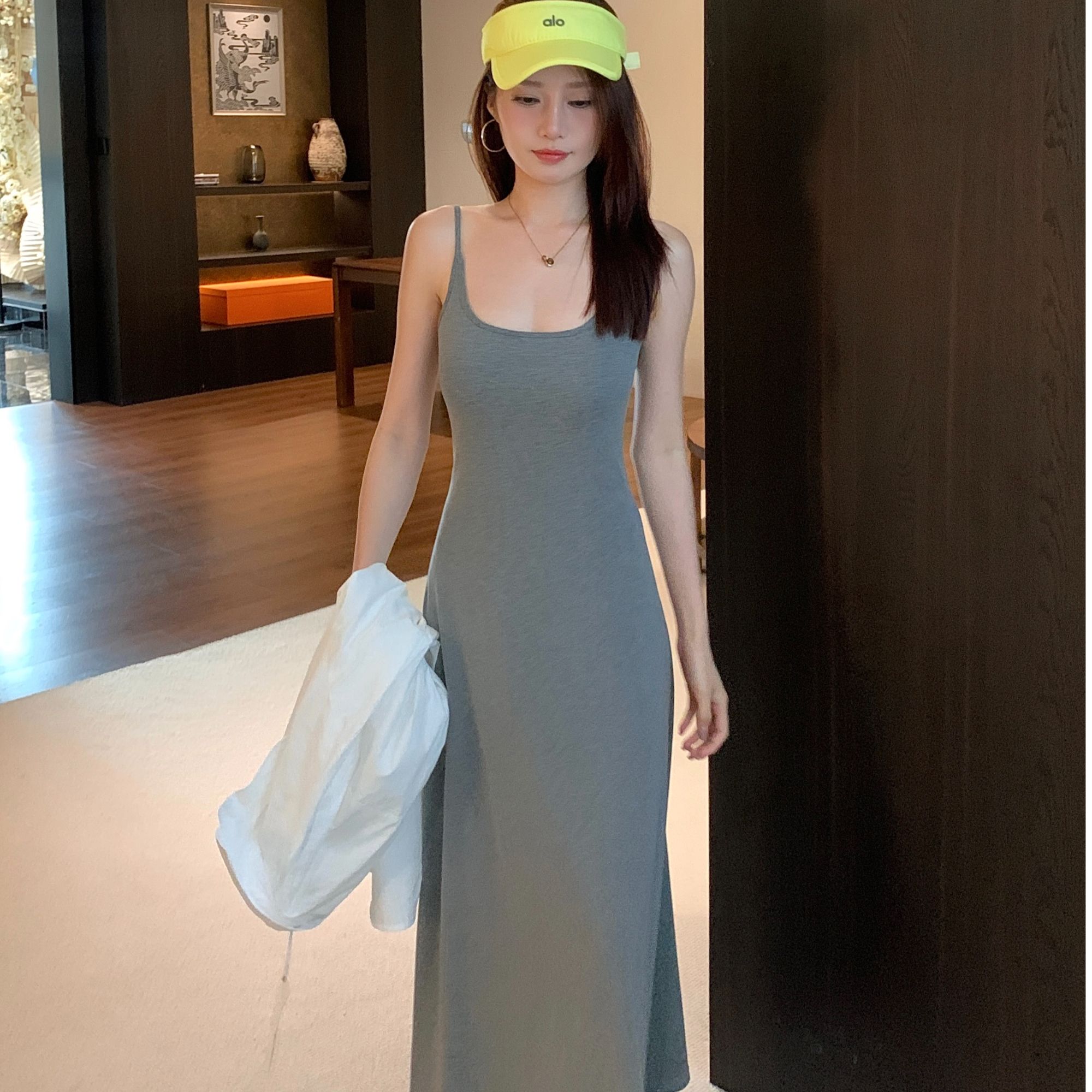 露背蕾丝带胸垫吊带连衣裙女夏季显身材性感气质收腰显瘦长裙