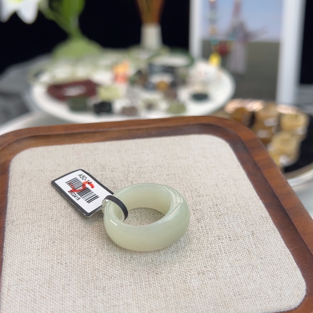 和田玉（糖玉）未镶嵌戒指N107浅晴馒头直径17.6不退换