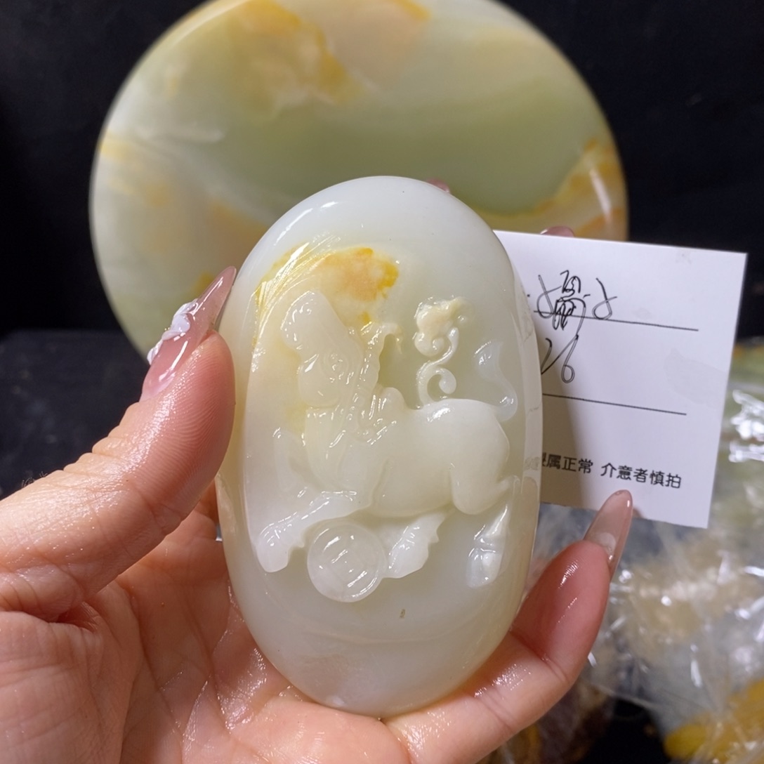 石材孺*牛古青石手把件