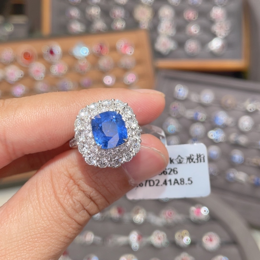 蓝宝石戒指18K金镶嵌4.67ct 