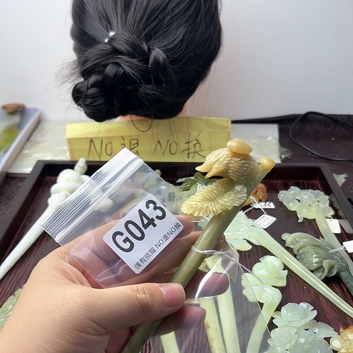 蛇纹石玉发饰合金奔**群