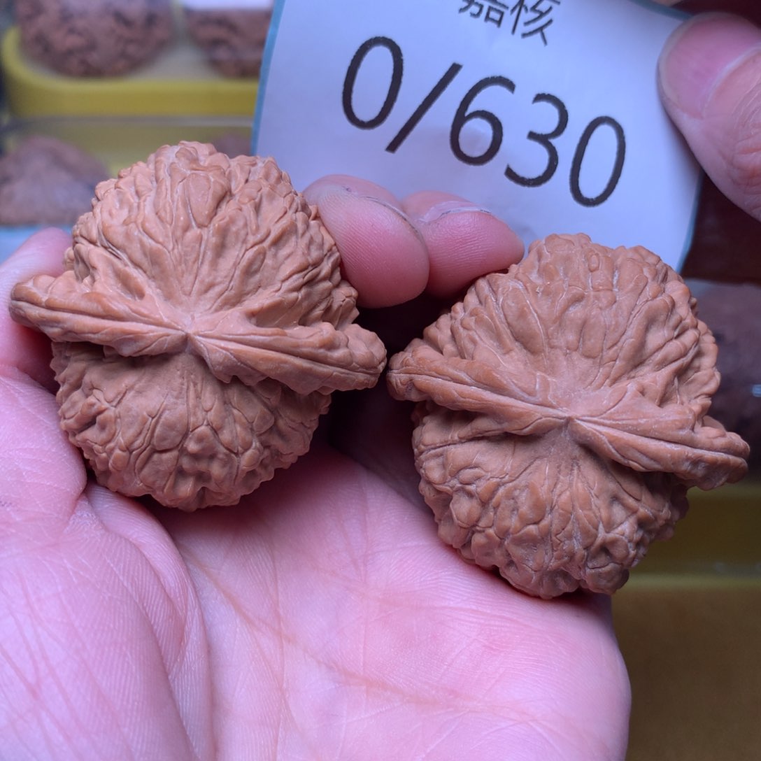 文玩核桃把件红皮闷白43