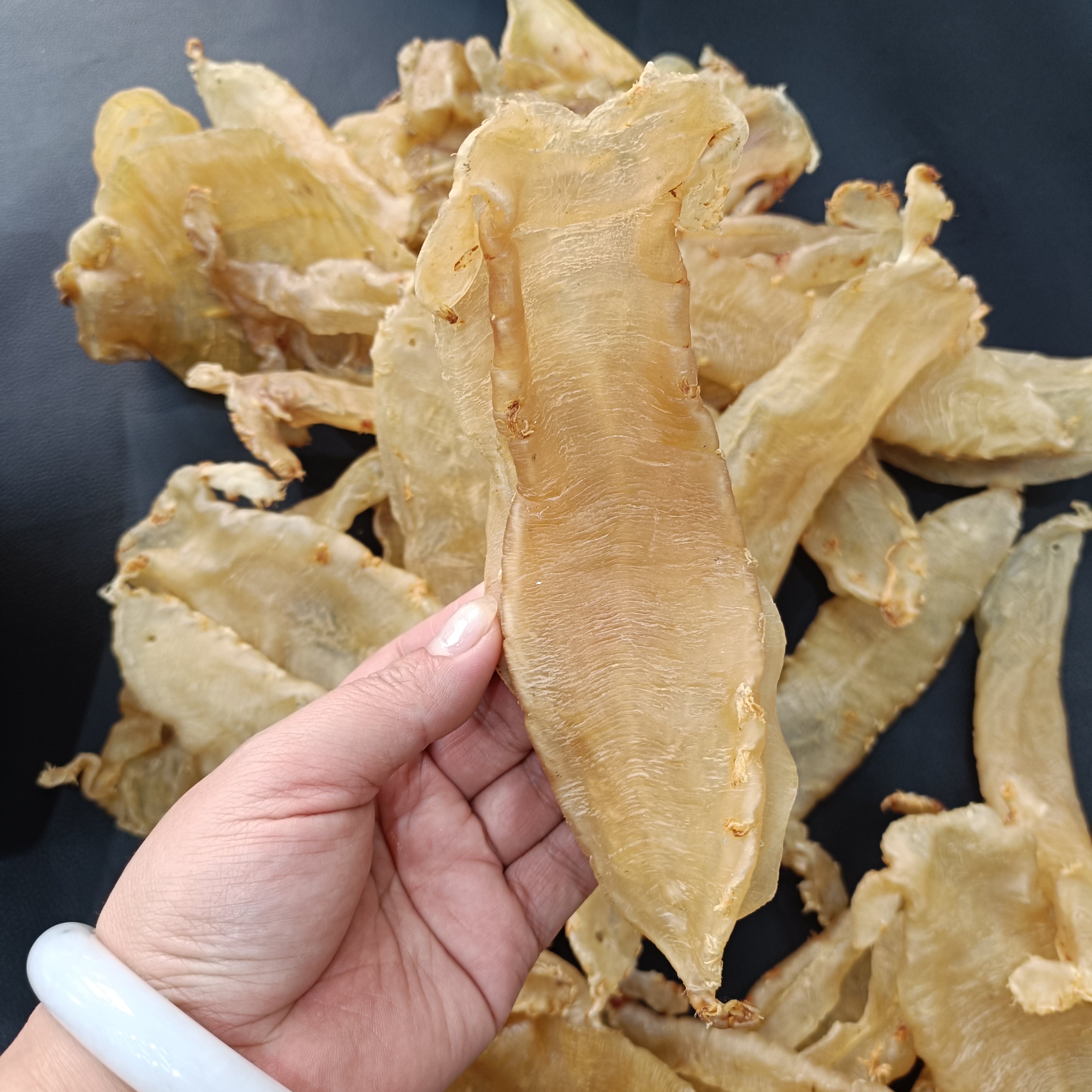 赤嘴公13头规格深海高品质花胶直播间称重