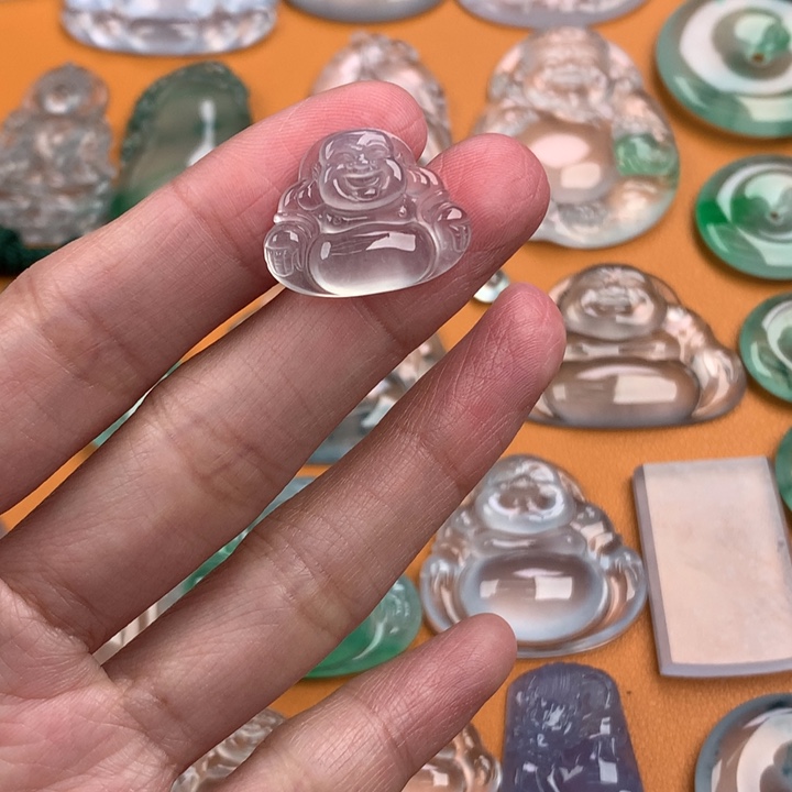 翡翠挂件未镶嵌….