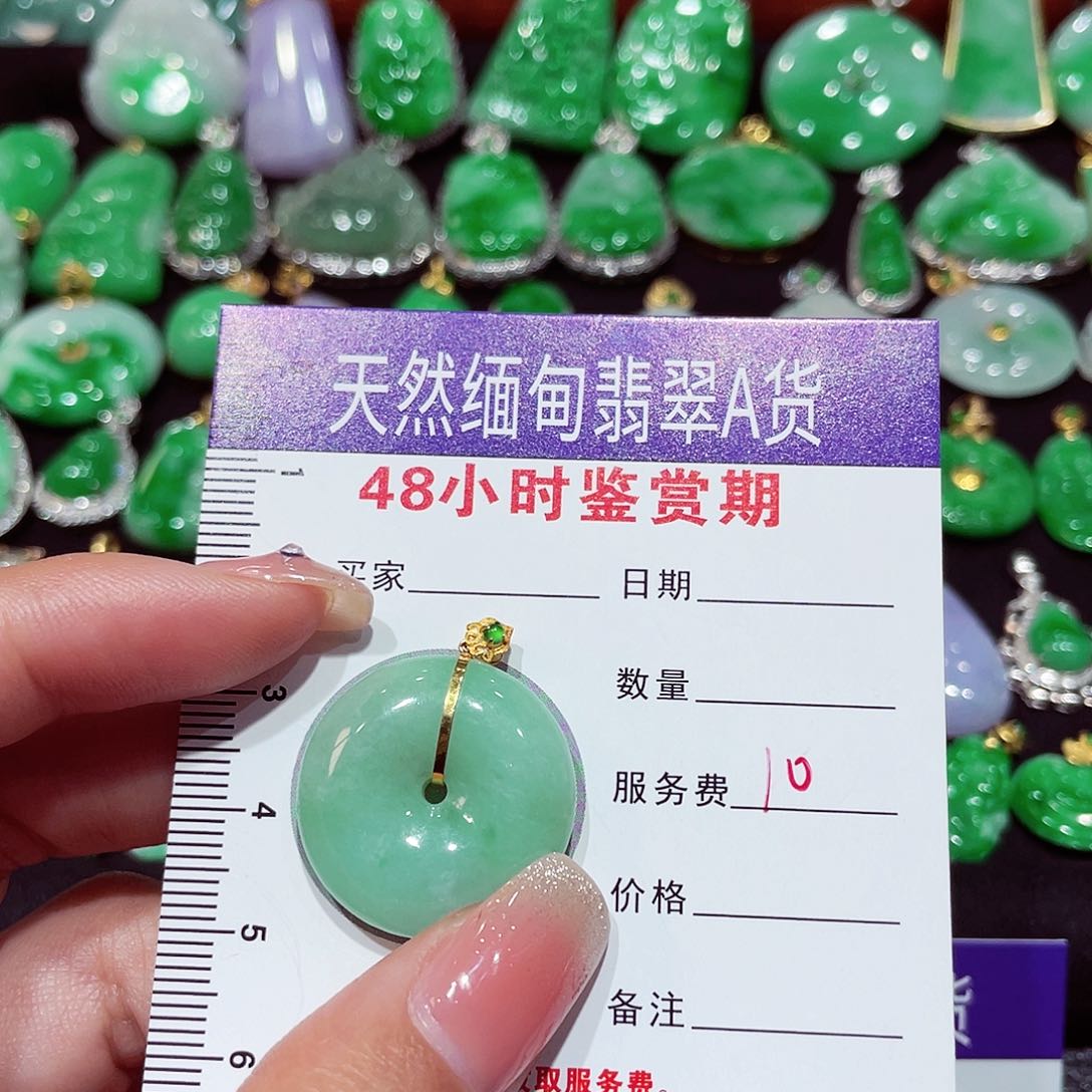 翡翠18K金镶嵌颈饰扣子