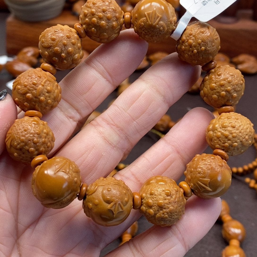 1.7金蟾橄榄核雕刻