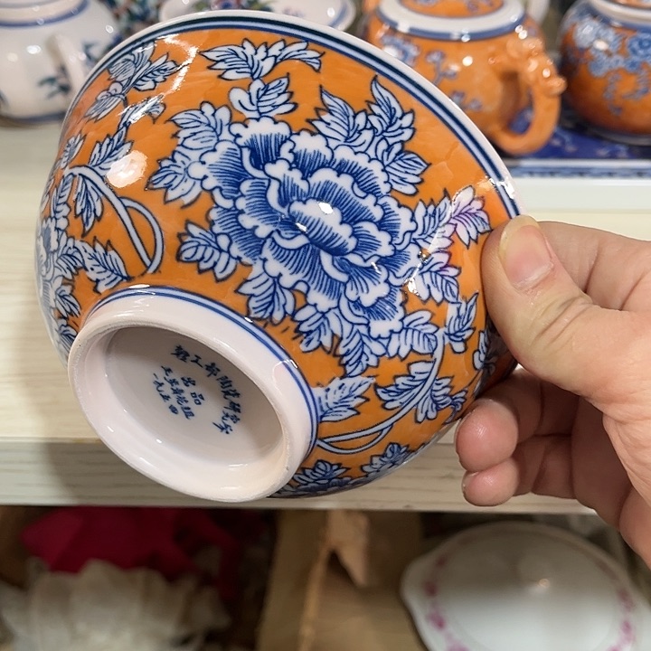 瓷片//////直径15厘米。红。