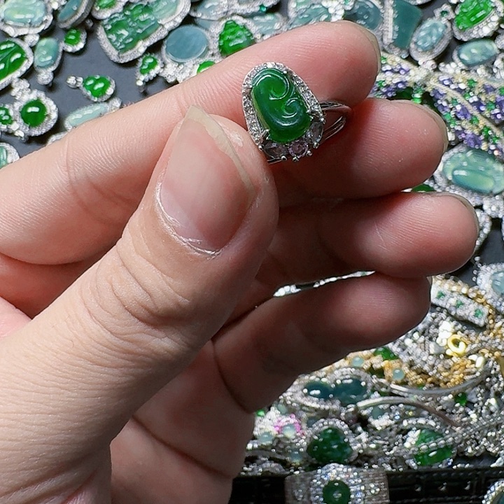 翡翠颈饰未镶嵌天然A货翡翠放漏