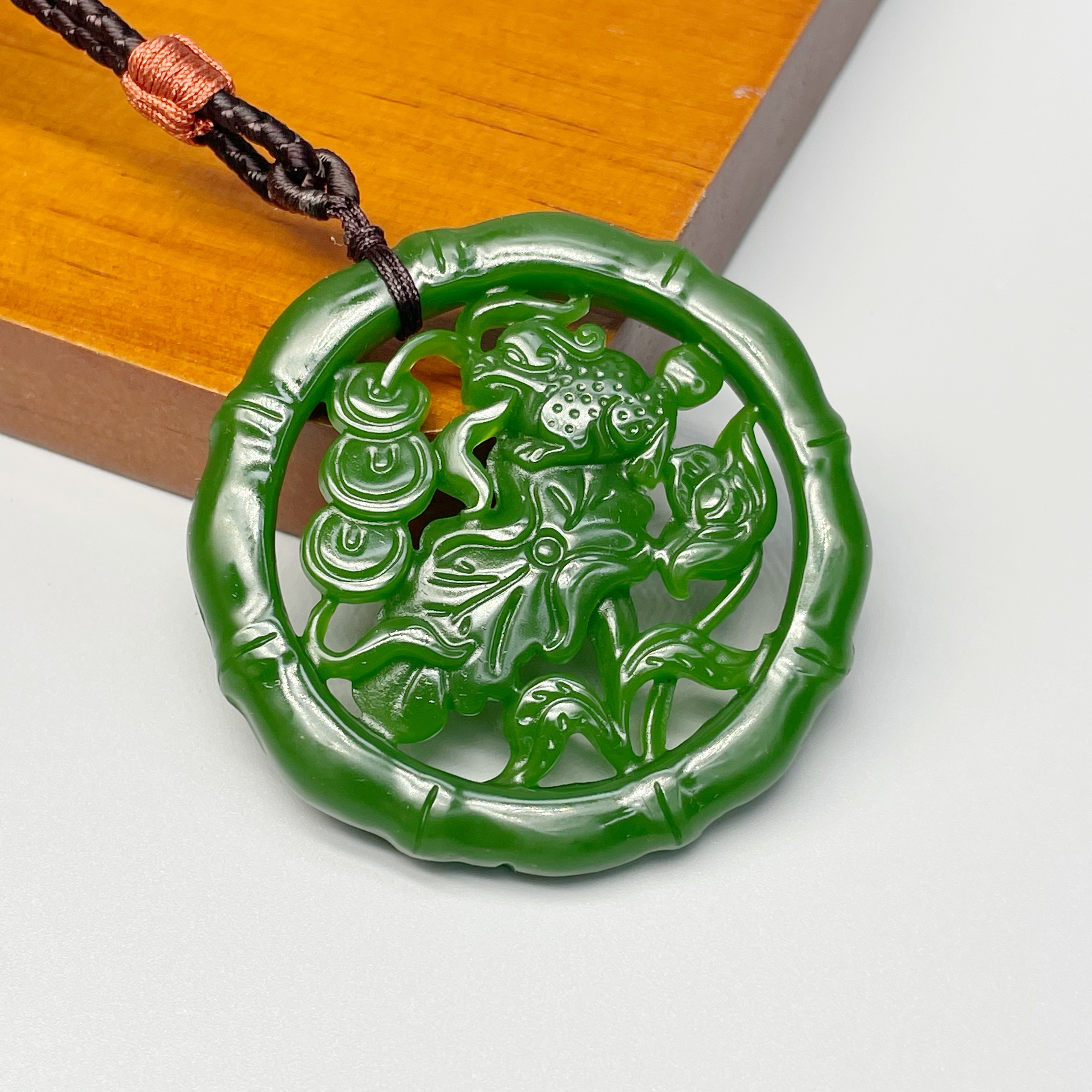 天然和田玉新疆玛纳斯碧玉老油料腊阳绿镂空雕镯心牌吊坠项链X033