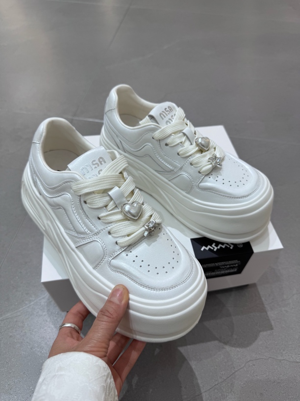 玛莎玛索春季新款娃娃头爱心板鞋