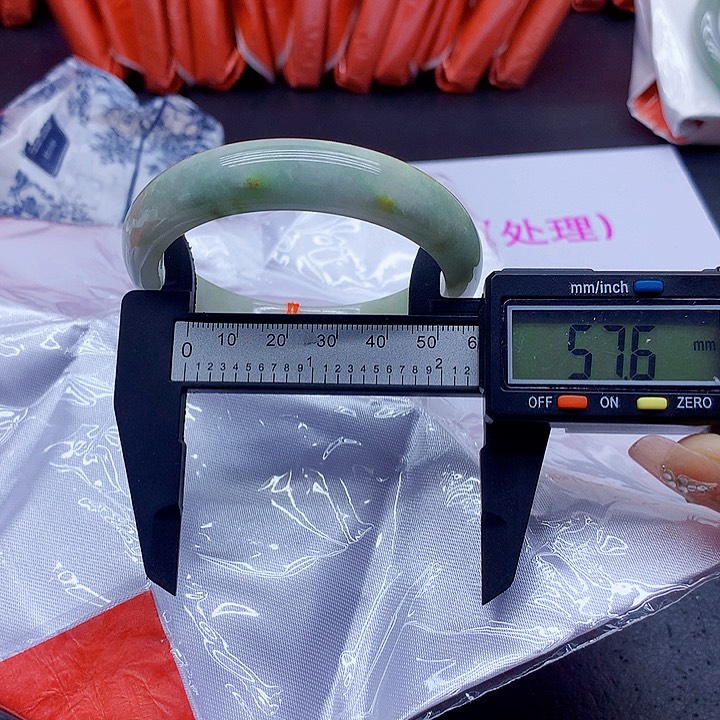 翡翠手镯未镶嵌5。   