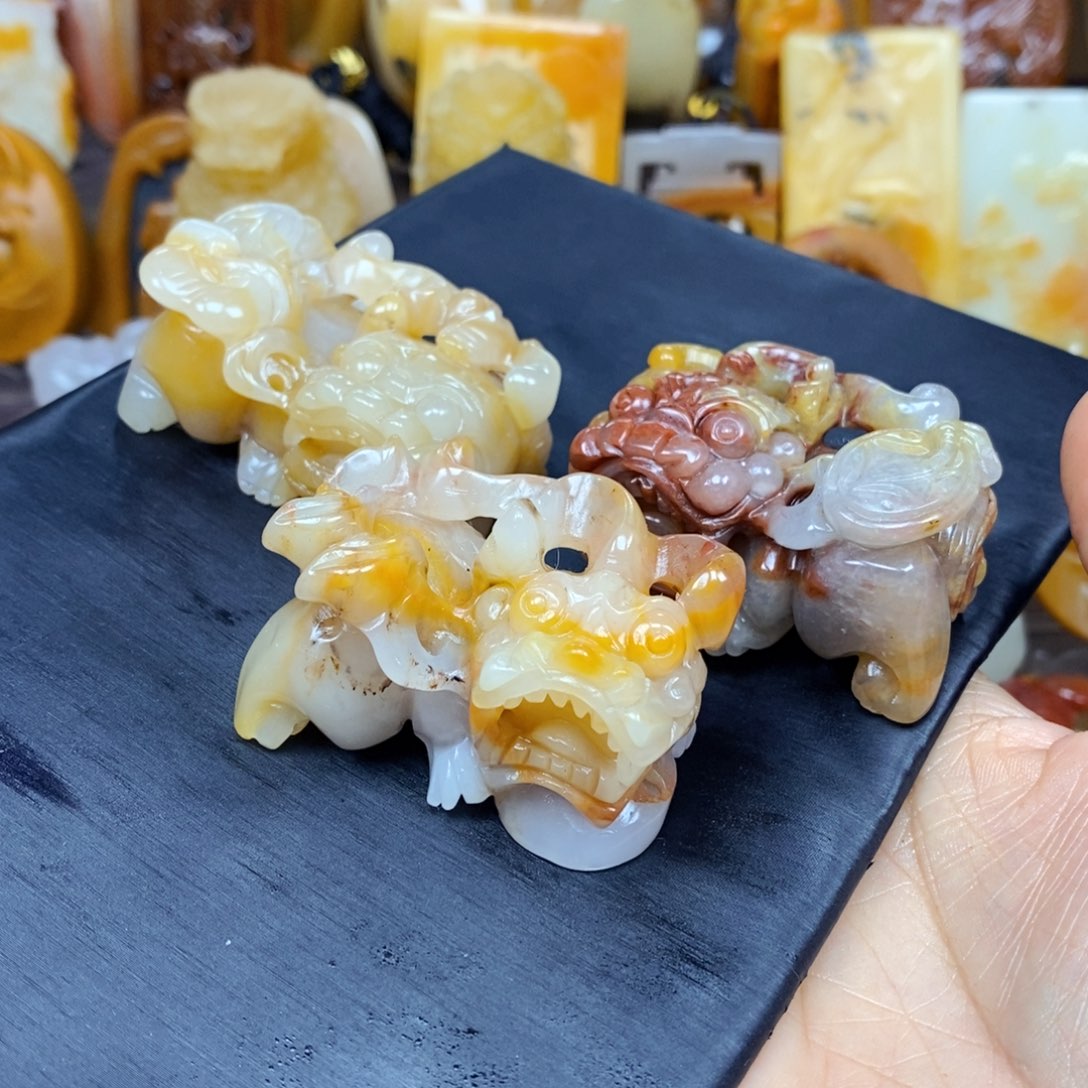 石英质玉（黄龙玉）颈饰未镶嵌