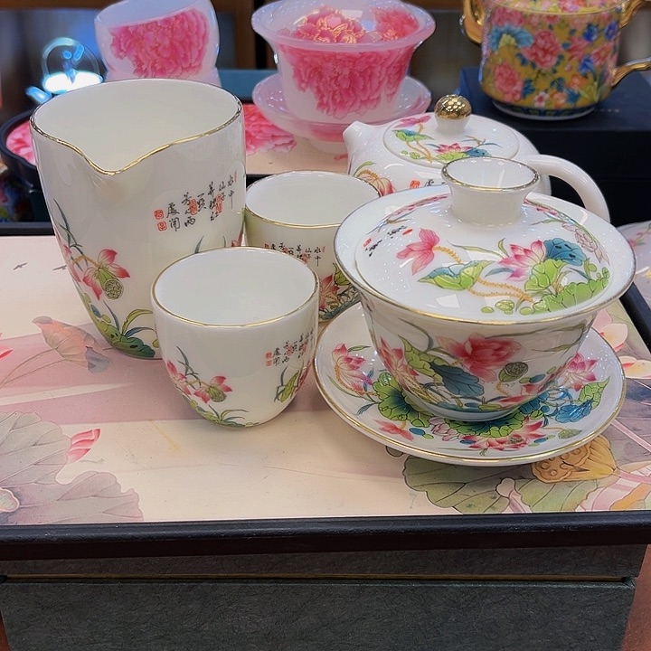 段泥茶杯吧啊这是一个小女孩