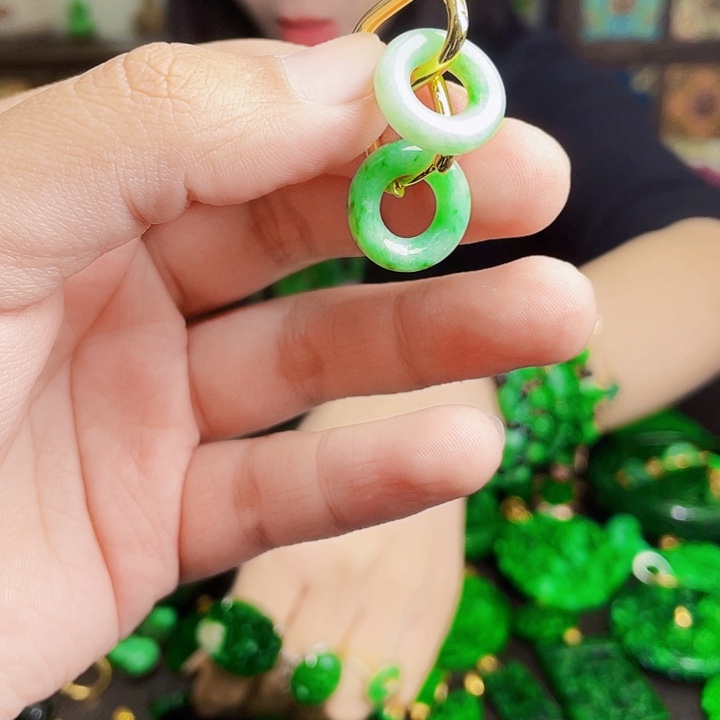 翡翠未镶嵌颈饰多样性