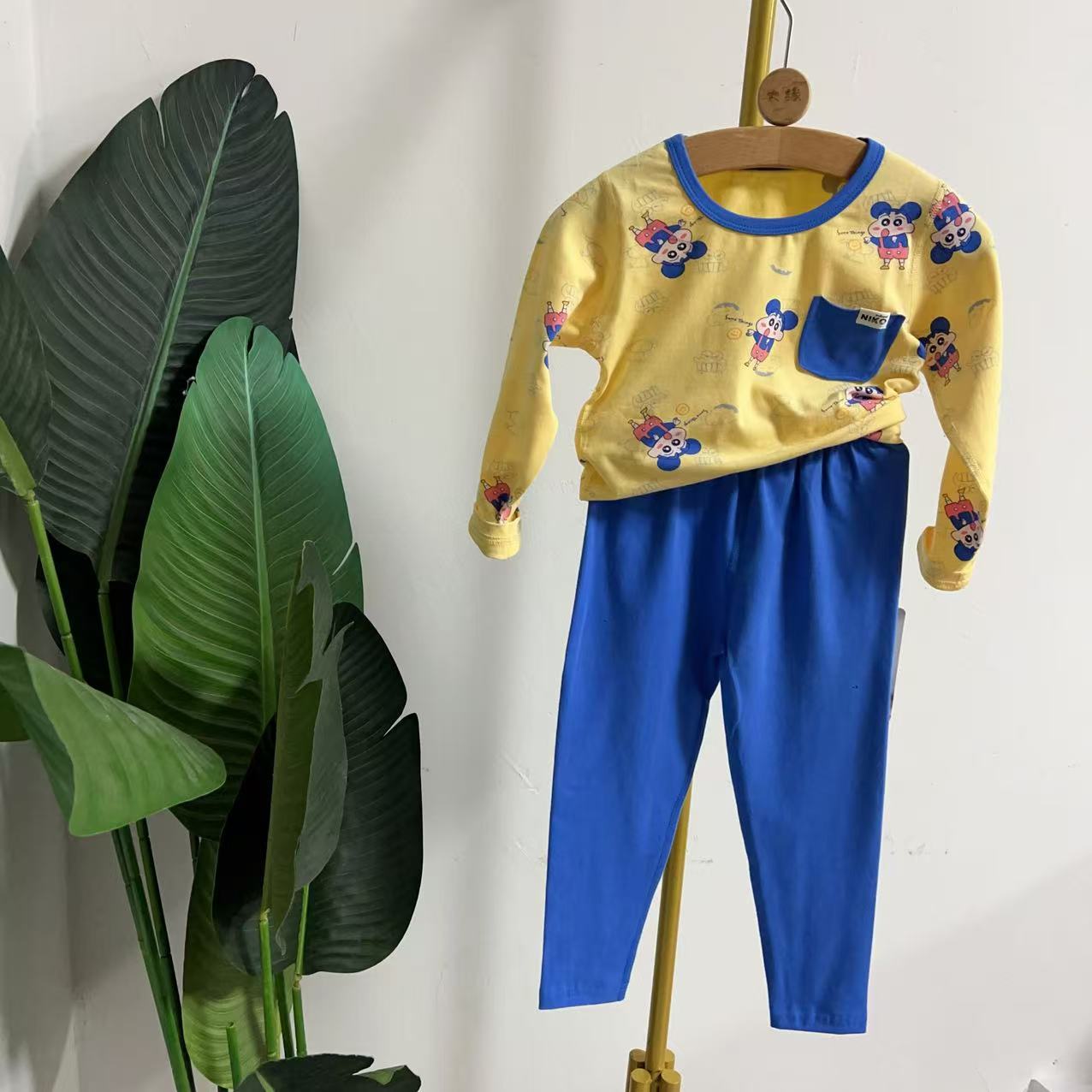 大庆仓 蜡笔小新无痕儿童莱卡家居服 货号023961 库位P6-35