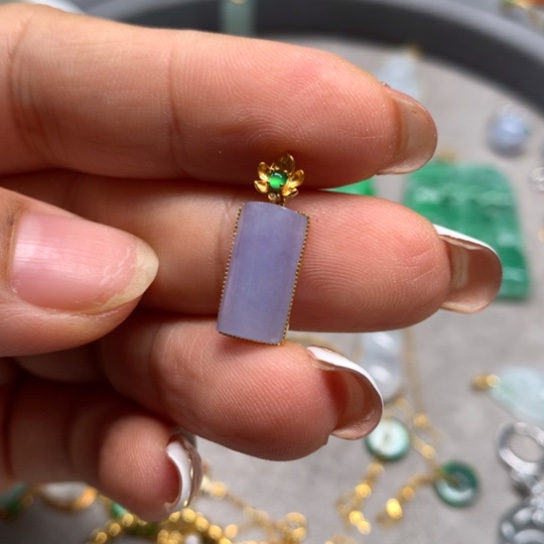 翡翠18K金镶嵌颈饰翡翠