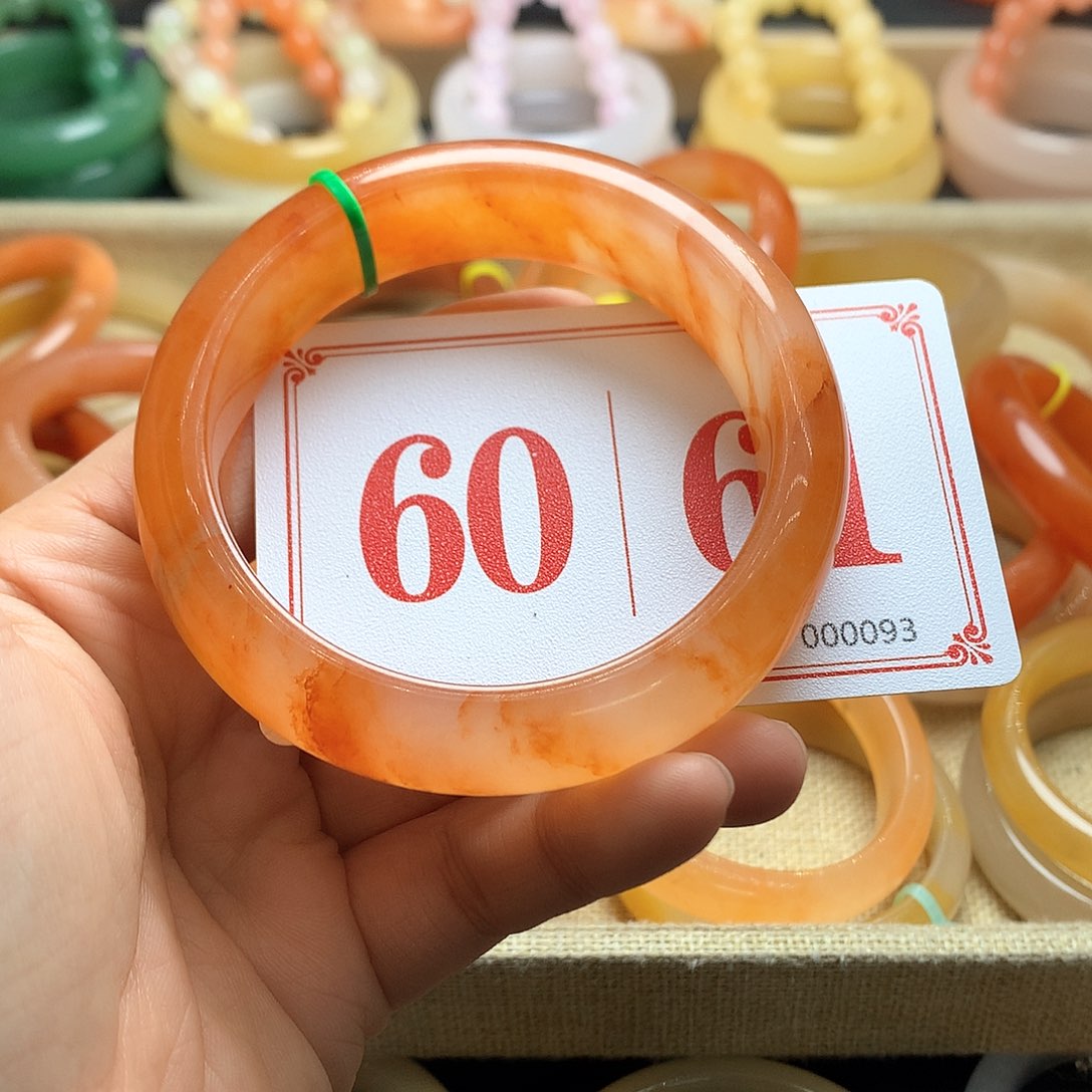 未镶嵌石英质玉（黄龙玉）手镯