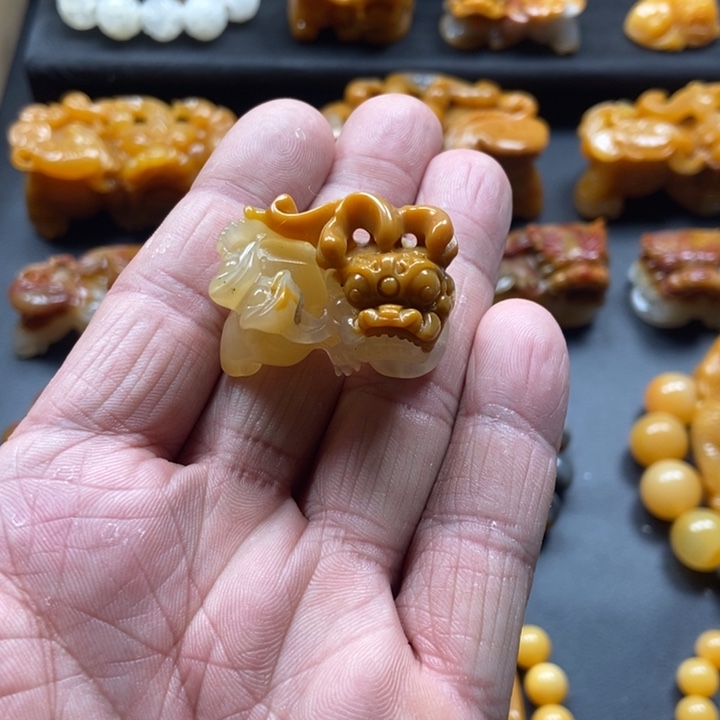 石英质玉（黄龙玉）未镶嵌颈饰