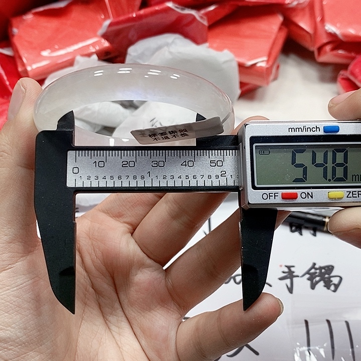 翡翠手镯未镶嵌57。