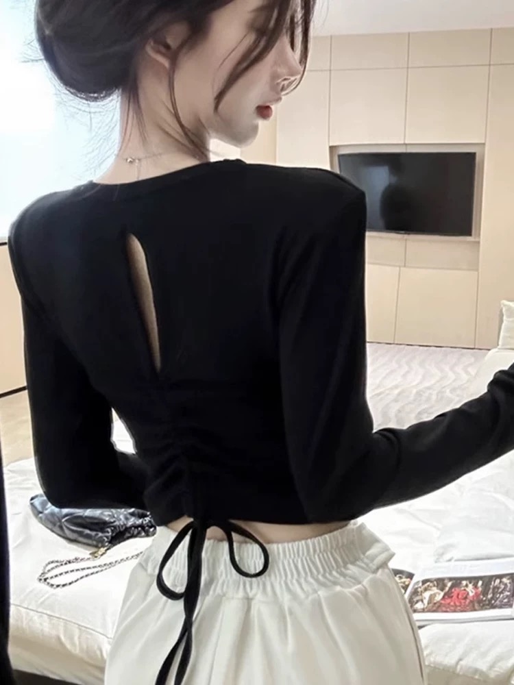 【CC】后背镂空长袖t恤女秋冬新款打底衫抽绳内搭短款纯欲黑色上衣