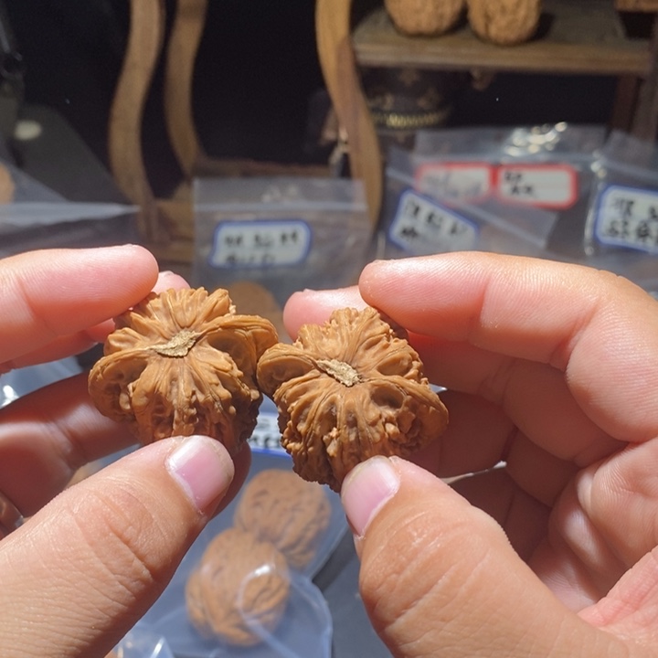 墨***燃文玩核桃吊坠37秘闻（瑕疵）