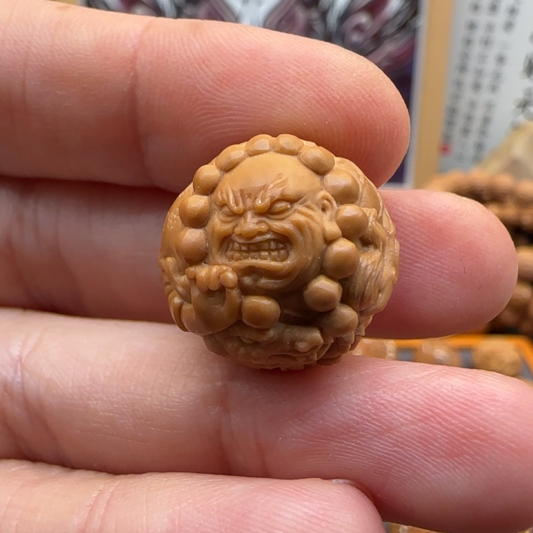 猴头核桃吊坠祥龙