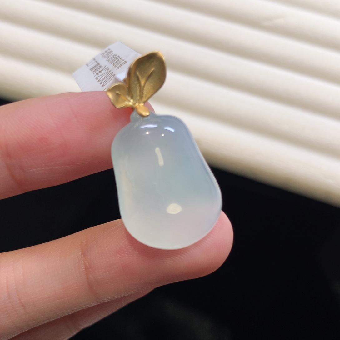 翡翠颈饰18K金镶嵌瓜