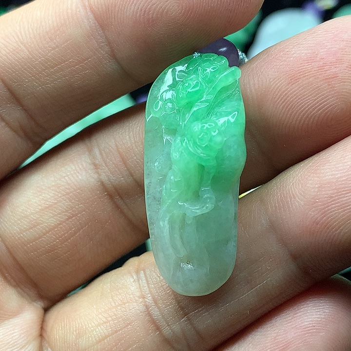 翡翠吊坠(赠链)未镶嵌