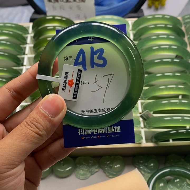 哆****蛇纹石玉未镶嵌手镯