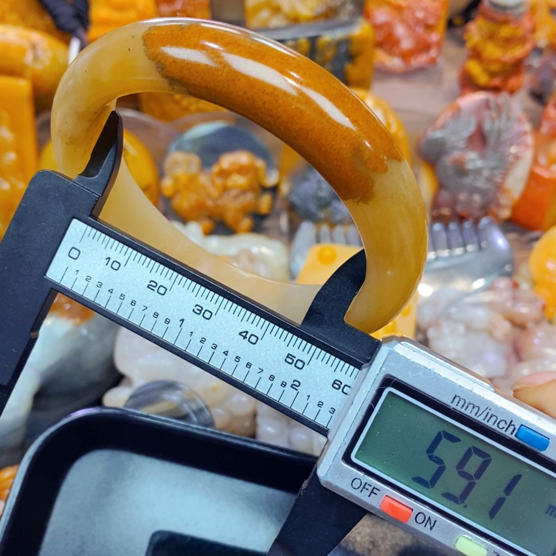 未镶嵌石英质玉（黄龙玉）颈饰