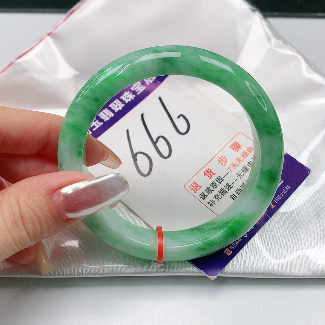 翡翠手镯未镶嵌翡翠手镯