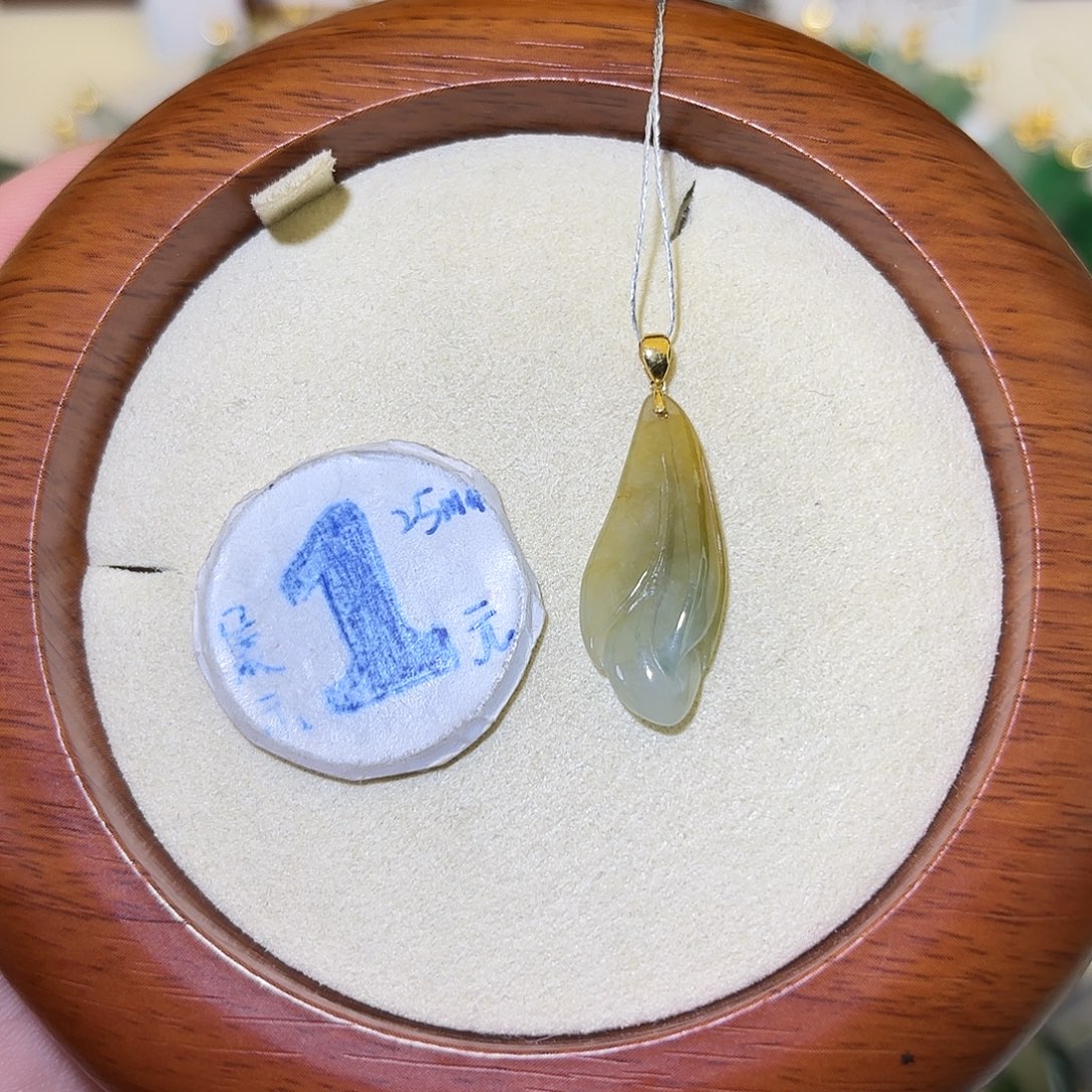 翡翠18K金镶嵌颈饰玉兰花