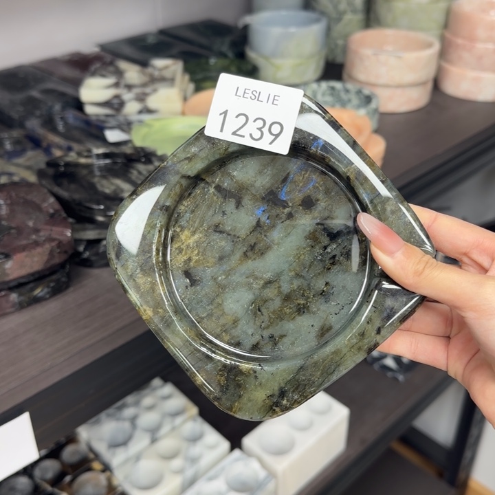 X1239.            烟缸