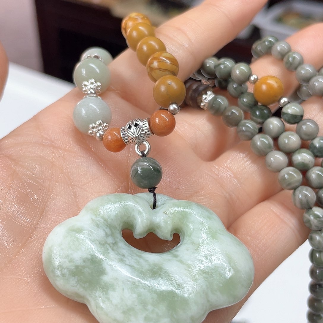 蛇纹石玉颈饰未镶嵌