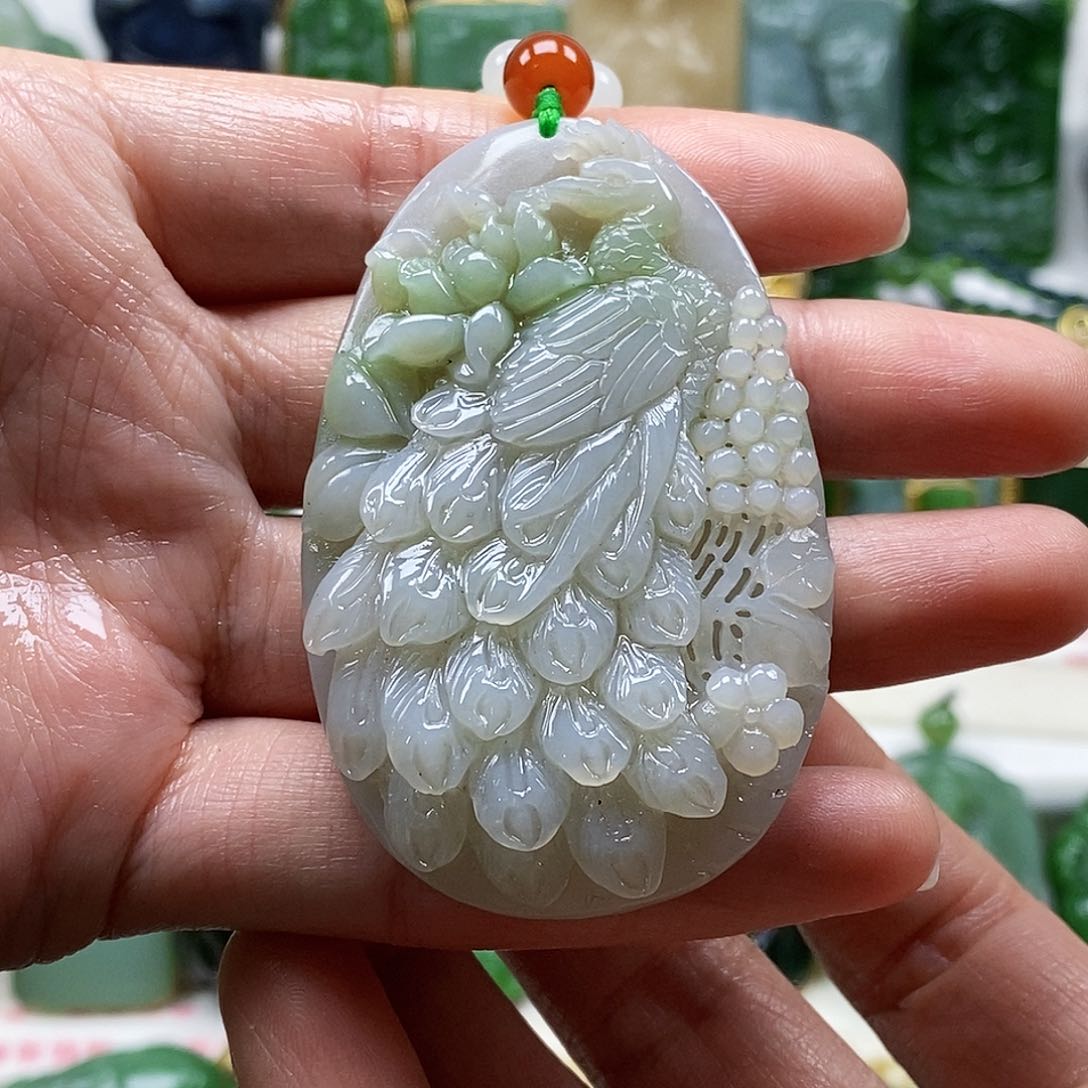 和田玉翠青颈饰未镶嵌