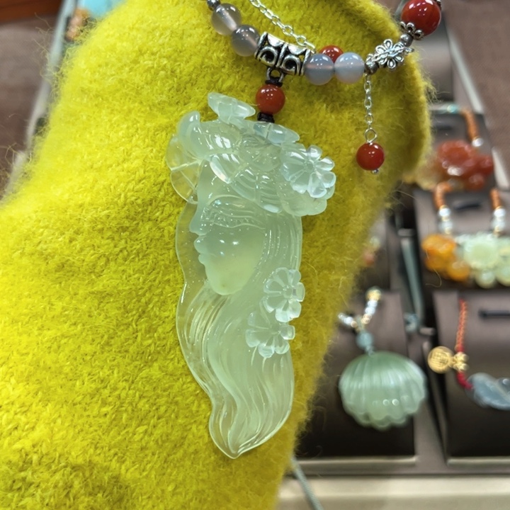 蛇纹石玉颈饰未镶嵌