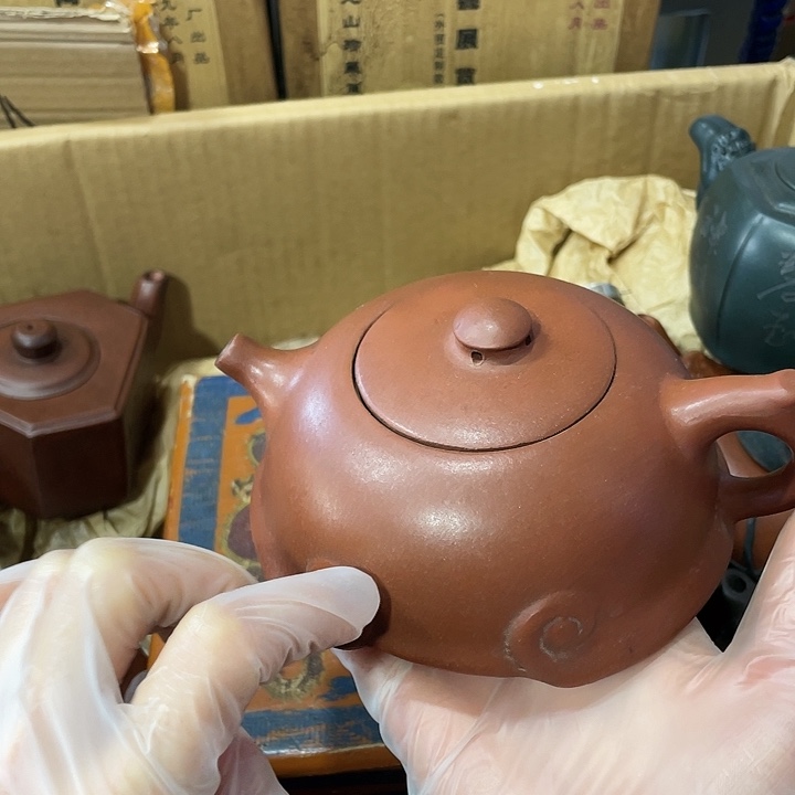 紫砂茶壶矿泥料，纯手工制作的一把紫砂壶。