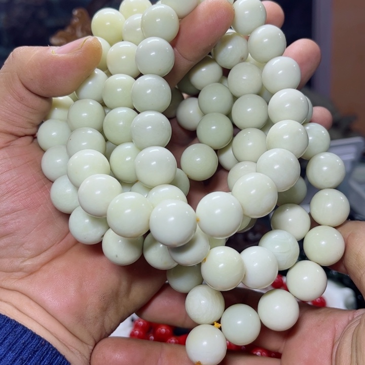 蛇纹石玉项链未镶嵌一**瓶