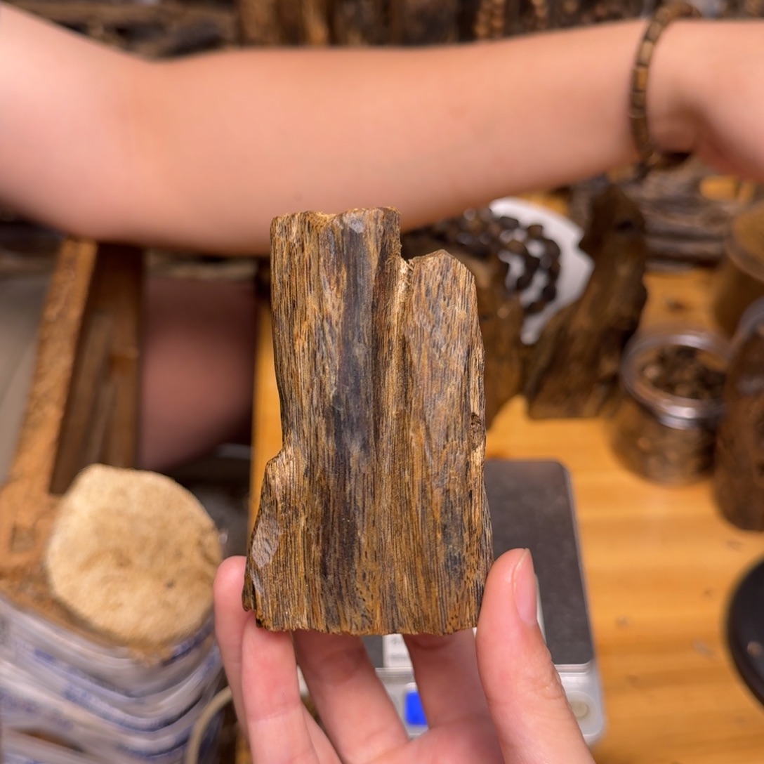 沉香碎屑沉香蓝宝石块料33克